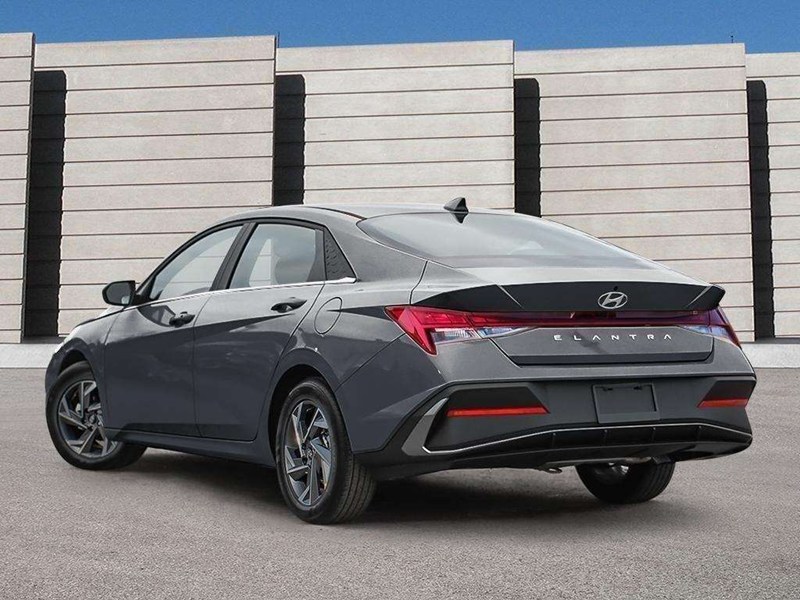 2026 Hyundai Elantra Luxury IVT w/Two-Tone Interior