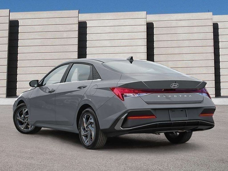 2026 Hyundai Elantra Luxury IVT