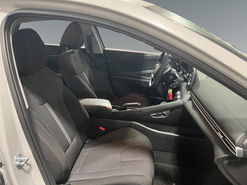 2025 Hyundai Elantra Essential IVT