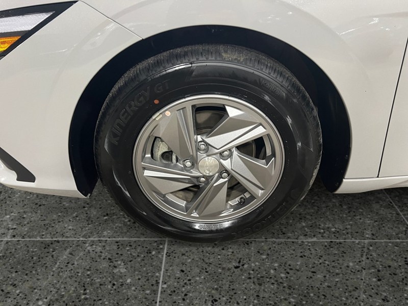 2025 Hyundai Elantra Essential IVT