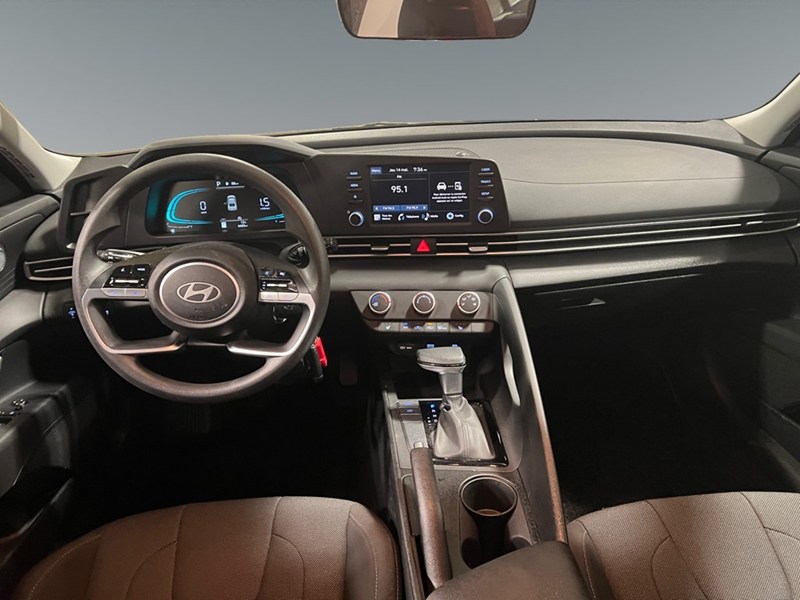 2025 Hyundai Elantra Essential IVT