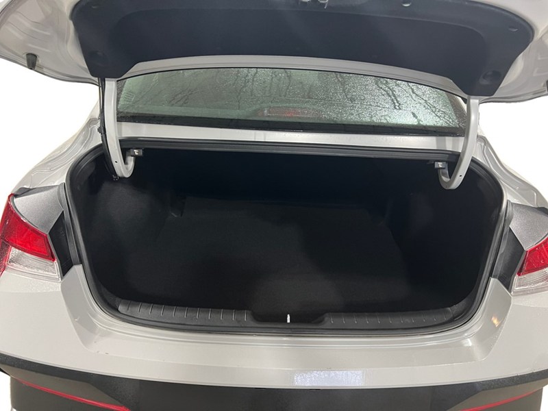 2025 Hyundai Elantra Essential IVT