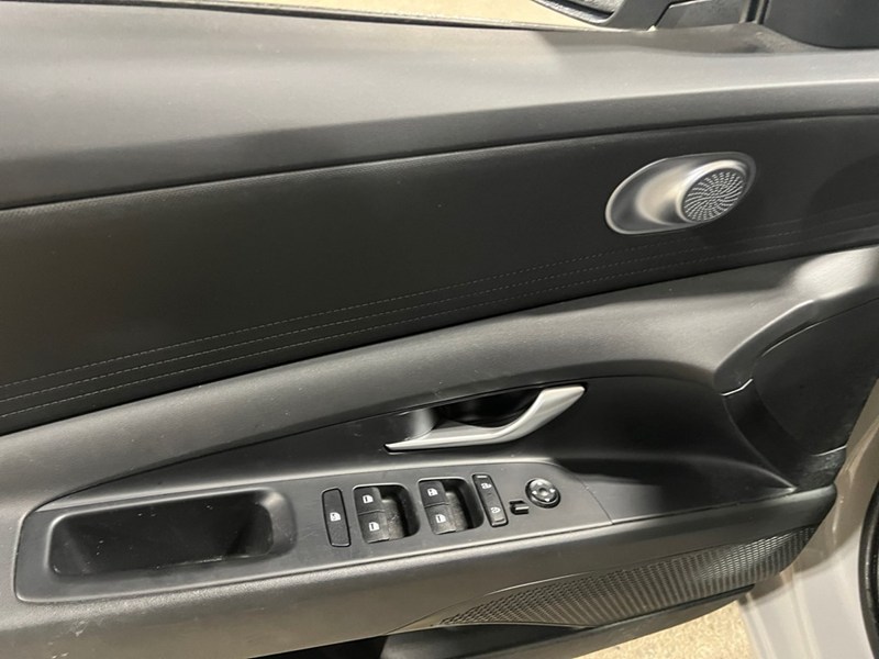 2025 Hyundai Elantra Essential IVT