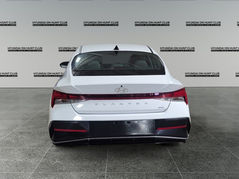 2025 Hyundai Elantra HEV Luxury DCT