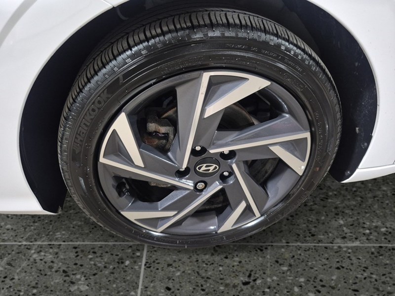 2025 Hyundai Elantra HEV Luxury DCT