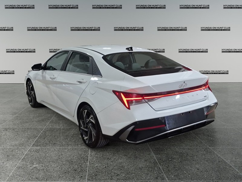 2025 Hyundai Elantra HEV Luxury DCT