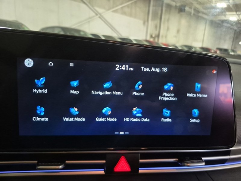 2025 Hyundai Elantra HEV Luxury DCT