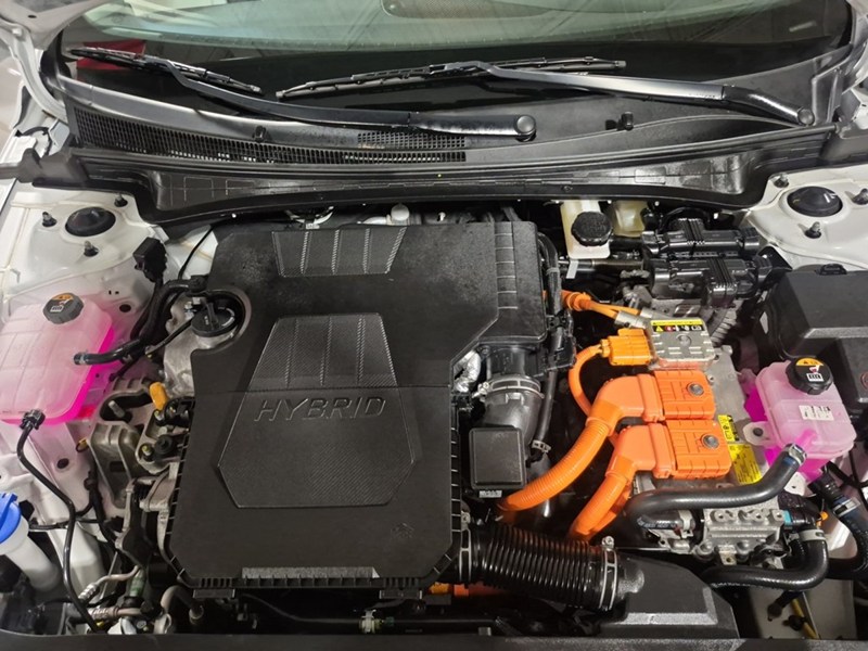 2025 Hyundai Elantra HEV Luxury DCT