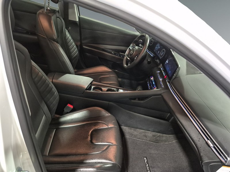 2025 Hyundai Elantra HEV Luxury DCT
